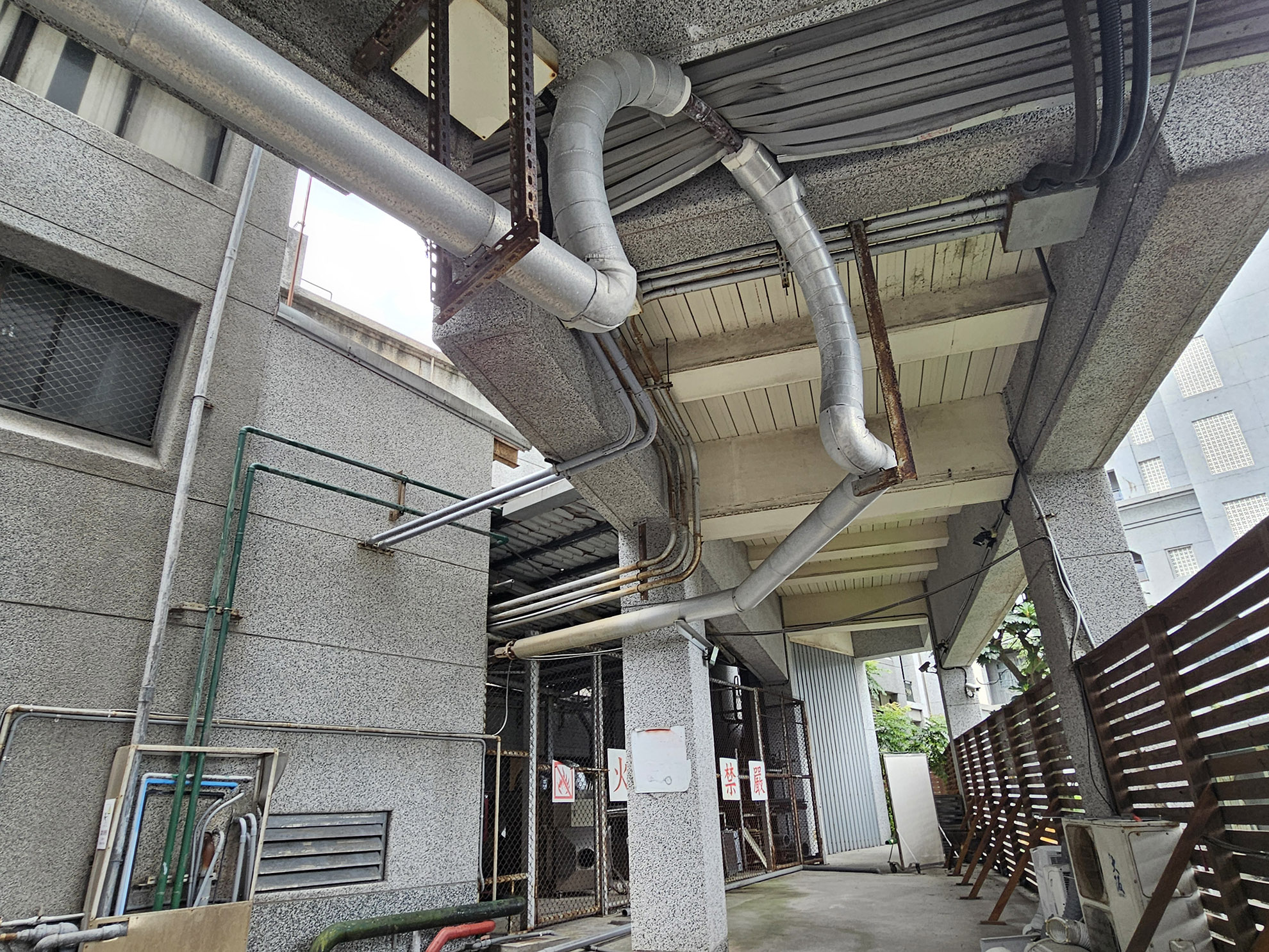 conduite en Oméga entre deux partie de l'hopital pour faciliter les déplacements des deux parties de façon différentiel. Nous avons pu observé qu'une bonne partie des couvre-joint étaient endommagés.